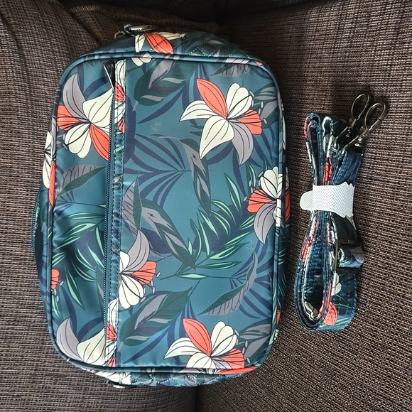 Lug Carousel XL in Lily Teal - Picture 2 of 6